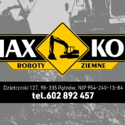 Grafika z logo firmy MAX KOP Roboty Ziemne, z sylwetką koparki na żółtym znaku ostrzegawczym, adres i numer telefonu na szarym tle z teksturą ziemi.