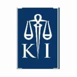 Logo z białymi wagami sprawiedliwości i literami 'KI' na granatowym tle.