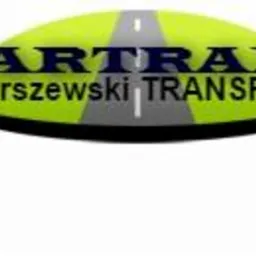 Graficzne logo firmy transportowej MARTTRANS Marszewski TRANSPORT z motywem drogi na zielonym tle.