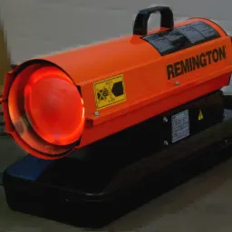 Pomarańczowa nagrzewnica olejowa marki Remington z widocznym żarzącym się elementem grzewczym i naklejką ostrzegawczą.