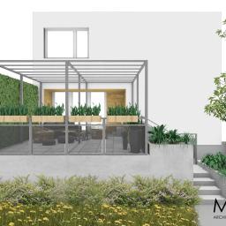 M2W Architektura i Wnętrza - Wizualizacja tarasu z metalową pergolą, roślinami w donicach i zieloną ścianą, widok z ogrodu na biały budynek z oknem.