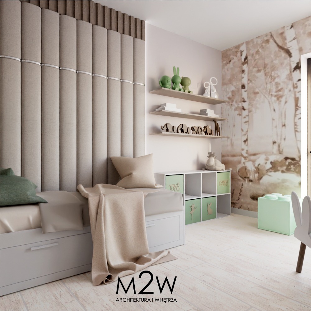 Pokój dziecięcy z tapicerowanym panelem ściennym w beżowym kolorze, półkami z dekoracjami, szafką na zabawki i fototapetą przedstawiającą las.