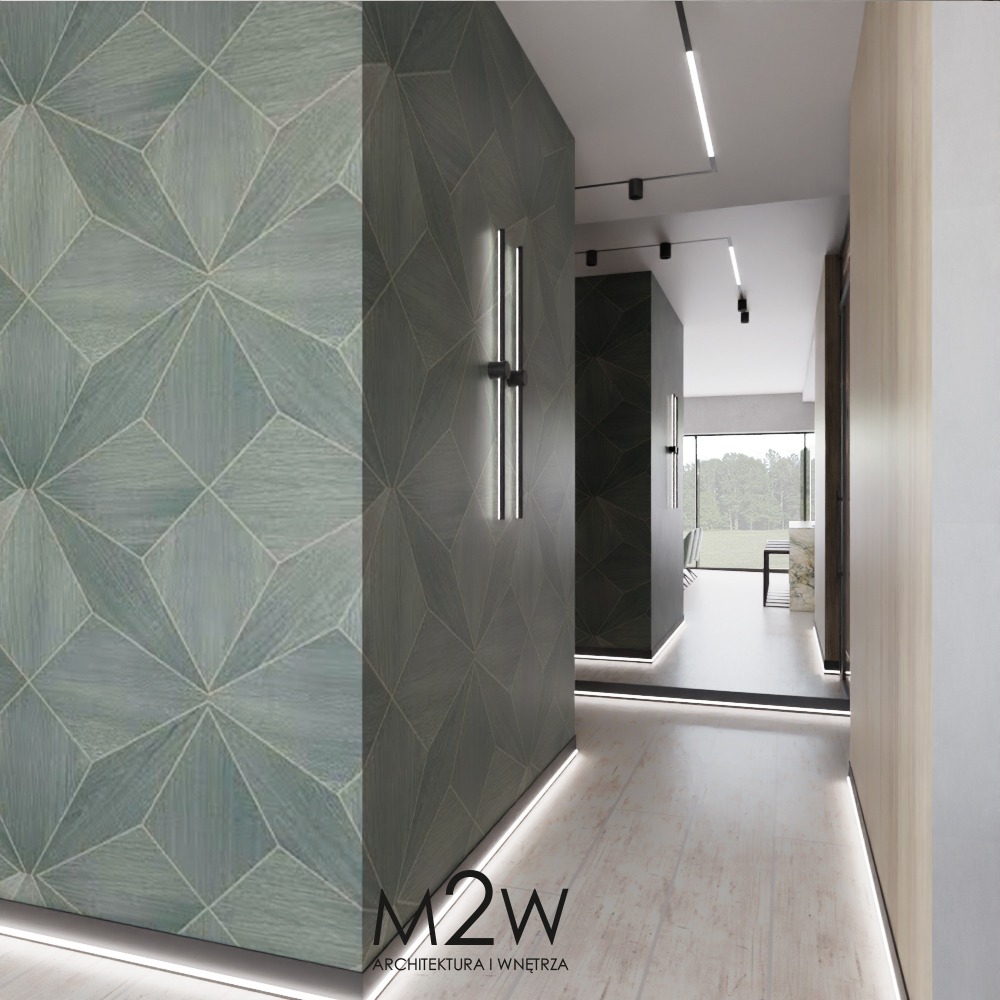Nowoczesny korytarz z geometryczną tapetą w odcieniach szarości i błękitu, oświetleniem LED przy podłodze i minimalistycznymi lampami ściennymi.