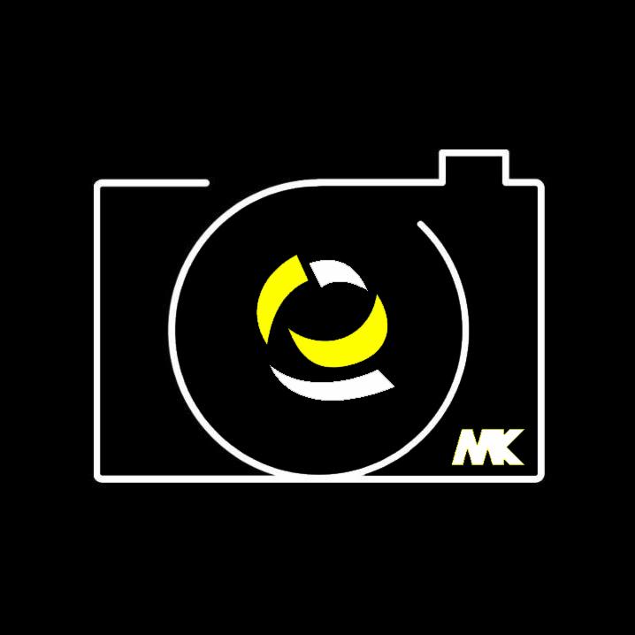 Logo fotografa z Świdnicy przedstawiające schematyczny aparat z inicjałami MK i elementami w kolorze białym i żółtym na czarnym tle.