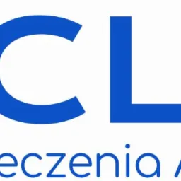 Logo Centrum Leczenia Alzheimera (CLA) w Warszawie, z czerwonym liściem miłorzębu i niebieskim napisem CLA oraz pełną nazwą centrum.
