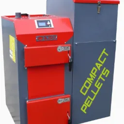 Szaro-czerwony piec na pellet z panelem sterowania i napisem 'COMPACT PELLETS' na boku, widoczny z przodu i z boku, na białym tle.