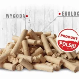 Stos jasnych, cylindrycznych brykietów z drewna na białym tle z drewnianą teksturą, opatrzonych grafiką z hasłami: Jakość, Wygoda, Ekologia, Oszczędność oraz logiem 'Produkt Polski'.