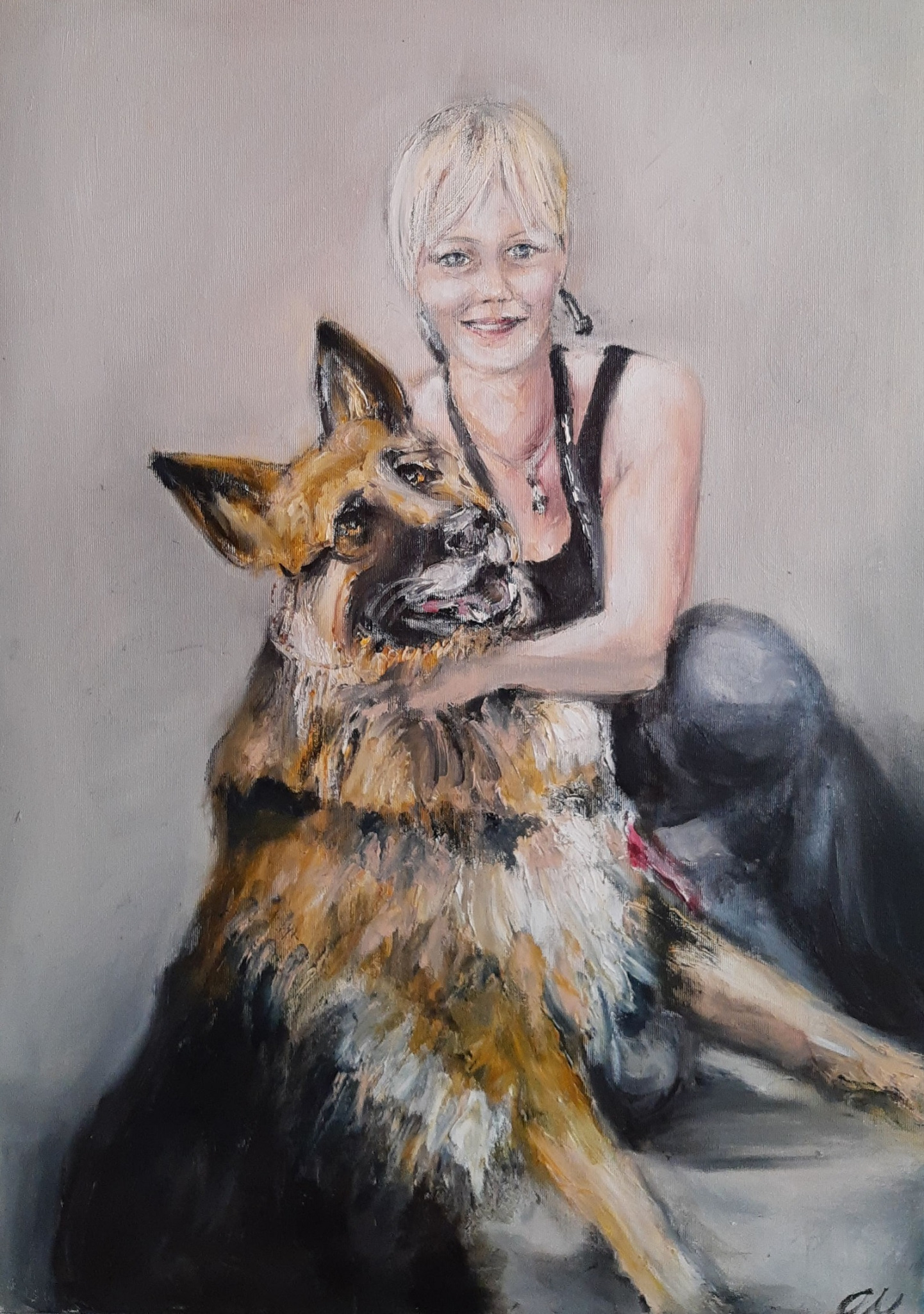 Portret olejny na płótnie przedstawiający uśmiechniętą blondynkę obejmującą owczarka niemieckiego na szarym tle.