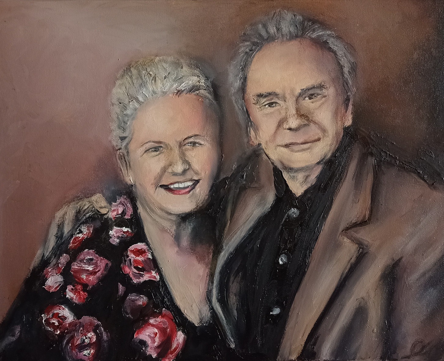 Olejny portret uśmiechniętej pary na płótnie, kobieta w kwiecistej sukience, mężczyzna w brązowej marynarce, ciepłe oświetlenie.