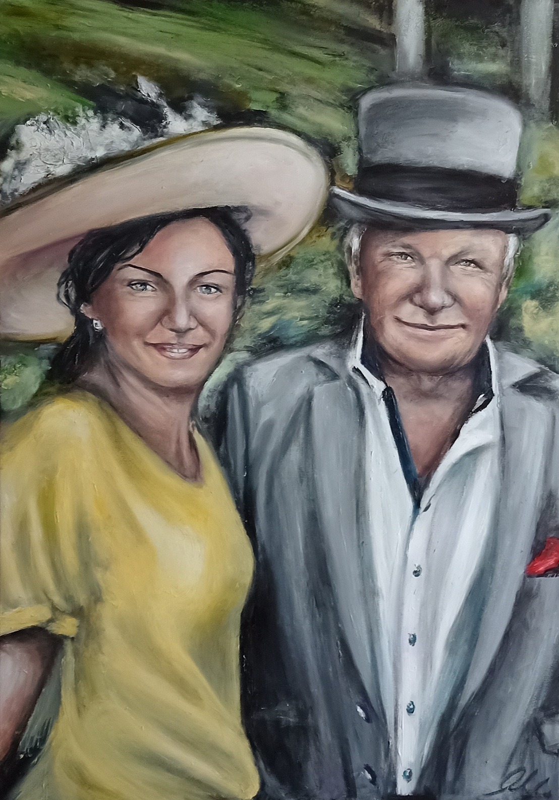 Portret olejny uśmiechniętej pary: kobieta w żółtej bluzce i kapeluszu z szerokim rondem, mężczyzna w szarym garniturze i cylindrze, czerwona poszetka w kieszonce.