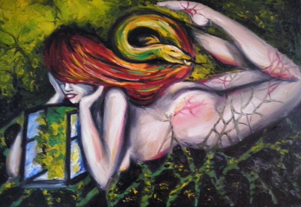 Olej na płótnie przedstawiający surrealistyczną postać kobiety z czerwono-pomarańczowymi włosami, z wężem wijącym się nad nią, leżącą w zielonym otoczeniu i spoglądającą przez okno.
