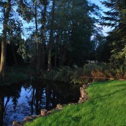 Zabezpieczony kanał w ogrodzie nad jeziorem