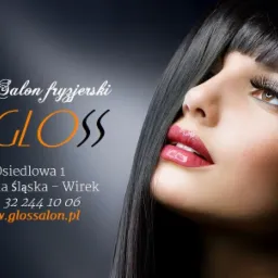 Portret kobiety z ciemnymi, lśniącymi włosami, mocnym makijażem oczu i błyszczącymi ustami, prezentowany jako reklama salonu fryzjerskiego Gloss z adresem i numerem telefonu.