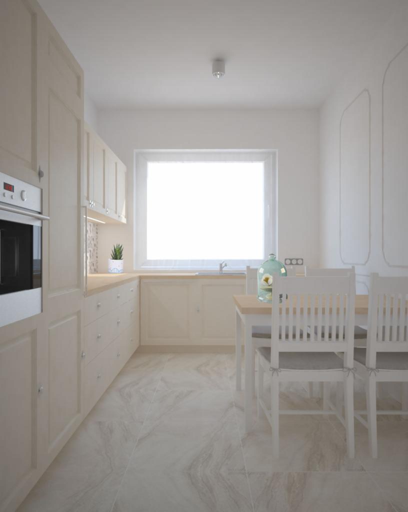 Jasna kuchnia z drewnianym stołem i białymi krzesłami, kremowe szafki, marmurowe podłogi, okno z białymi ramami, szklany klosz z kwiatem na stole.