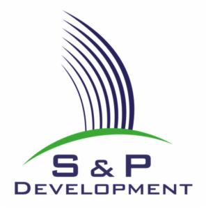 Logo firmy S&P Development z motywem graficznym przypominającym wznoszące się łuki w kolorze niebieskim nad zieloną linią symbolizującą teren.