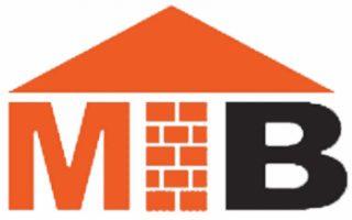 Logo firmy budowlanej z pomarańczową literą 'M', czarną literą 'B' i motywem ceglanej ściany pomiędzy nimi, całość zwieńczona pomarańczowym dachem.