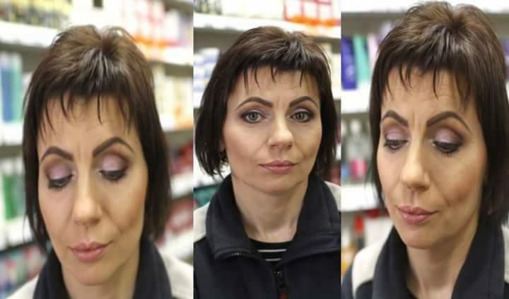 Potrójne ujęcie twarzy kobiety z delikatnym makijażem oczu w odcieniach różu i brązu, widoczne konturowanie twarzy i podkreślone brwi, tło z półkami wypełnionymi produktami.