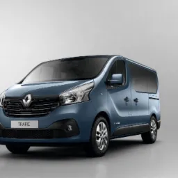 Niebieski van Renault Trafic z widocznym logo na grillu i napisem TRAFIC na osłonie chłodnicy, na jasnoszarym tle.