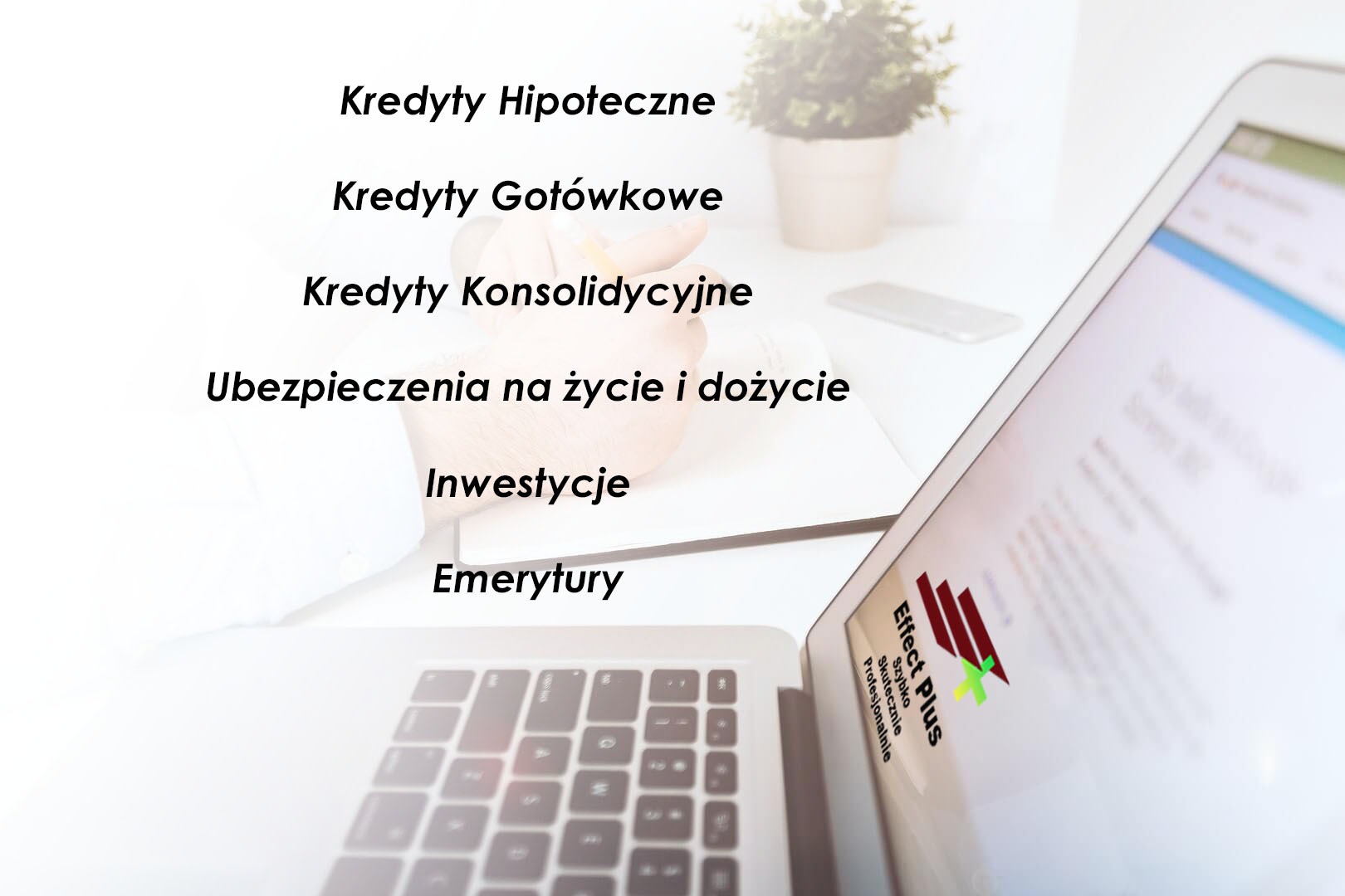 Laptop na biurku z otwartą stroną prezentującą listę usług finansowych, w tym kredyty i inwestycje; w tle roślina w doniczce i smartfon.