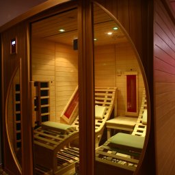 Sauna na podczerwień infrared daje więcej korzyści niż sauna tradycyjna. Sauna na podczerwień infrared wykorzystuje energie podczerwieni która ogrzewa bezpośrednio ciało. W saunie na podczerwień infrared jest temperatura 30-60°C.