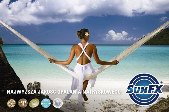 Kobieta w białej sukience siedzi w hamaku na plaży z turkusową wodą w tle, prezentacja marki opalania natryskowego SunFX.