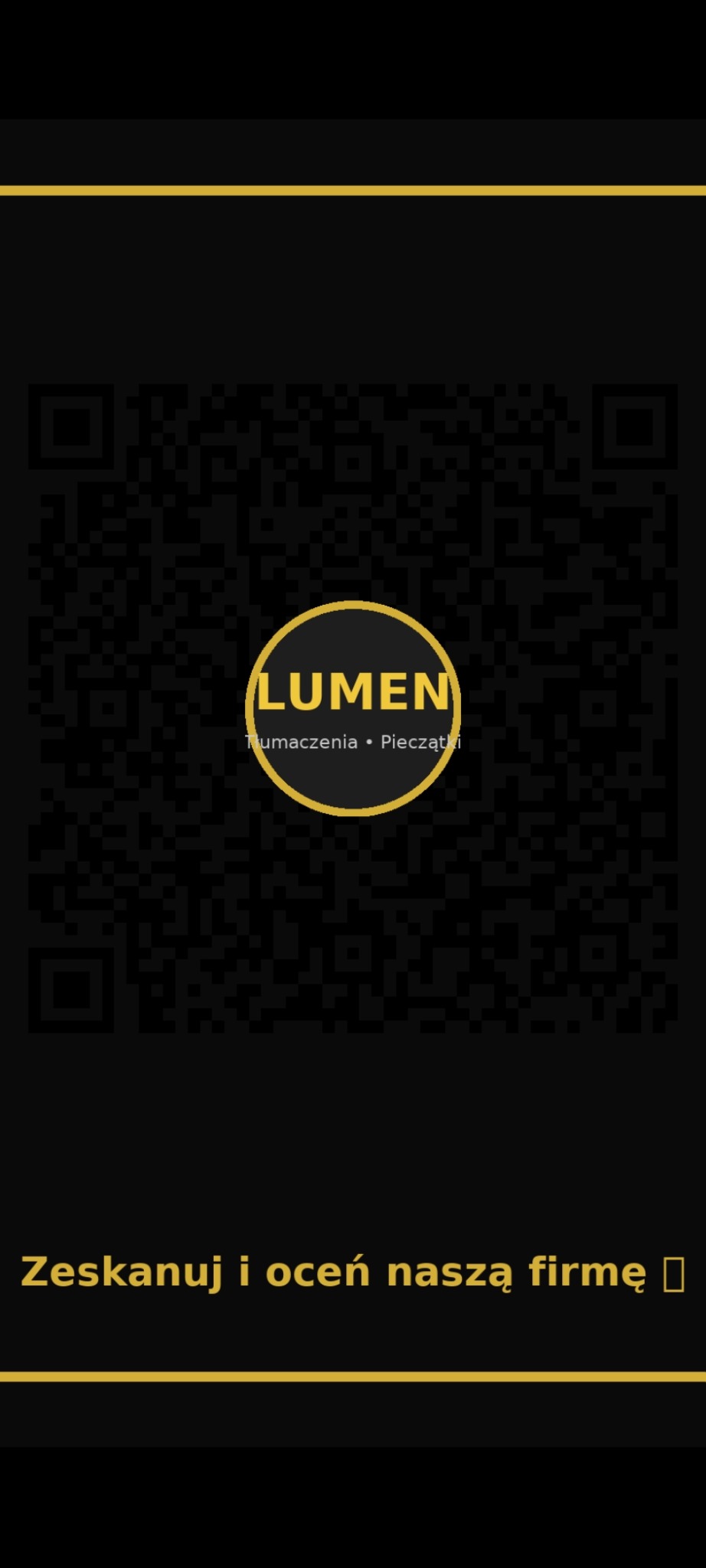 Czarno-złoty baner z kodem QR firmy Lumen Tłumaczenia Pieczątki, zachęcający do zeskanowania i oceny firmy. Minimalistyczny design z logo w okręgu.