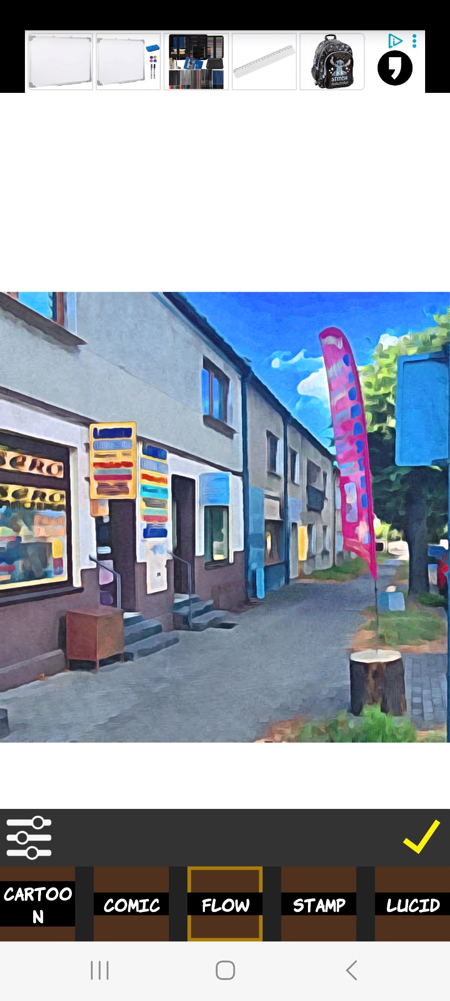 Fasada budynku z szyldami reklamowymi i flagą, przetworzona w stylu malarskim. Widok na ulicę z chodnikiem i elementami architektury miejskiej.