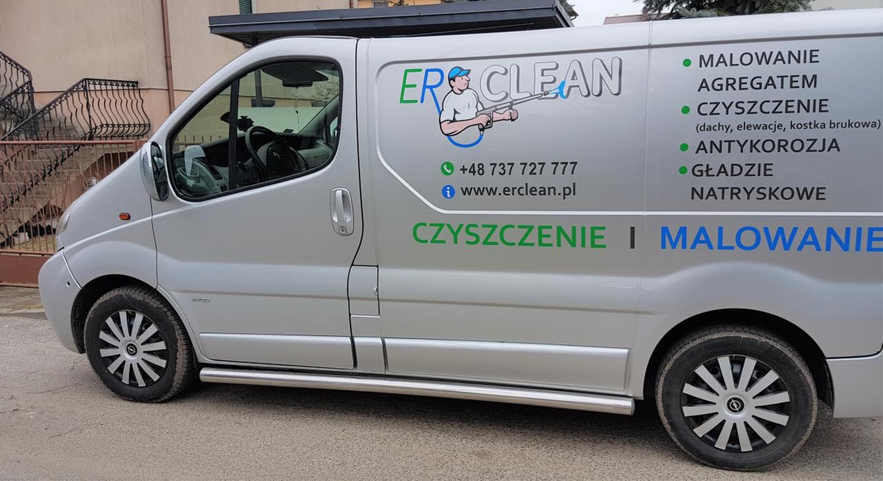 Srebrny samochód dostawczy firmy ErClean z logo, numerem telefonu i adresem strony internetowej, oferującej usługi czyszczenia i malowania agregatem, antykorozji oraz gładzie natryskowe.
