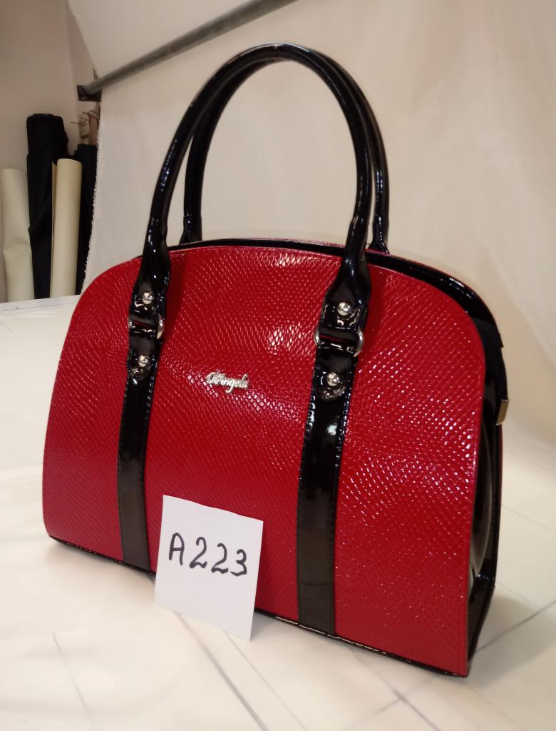 Czerwona lakierowana torebka damska z czarnymi uchwytami i paskami, tekstura skóry węża, kartka z numerem A223.