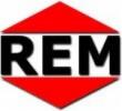 Czerwono-białe logo firmy REM w kształcie rombu.