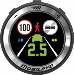 Wyświetlacz systemu ostrzegania kierowcy Mobileye z ikonami: ograniczenie prędkości do 100, pieszy, dwa samochody, światła pojazdu, odległość 2.5, strzałki w lewo i prawo.