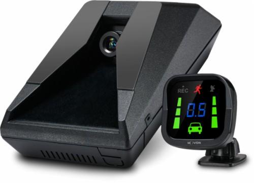 Czarny wideorejestrator samochodowy z wyświetlaczem pokazującym odległość od przeszkody, na białym tle.