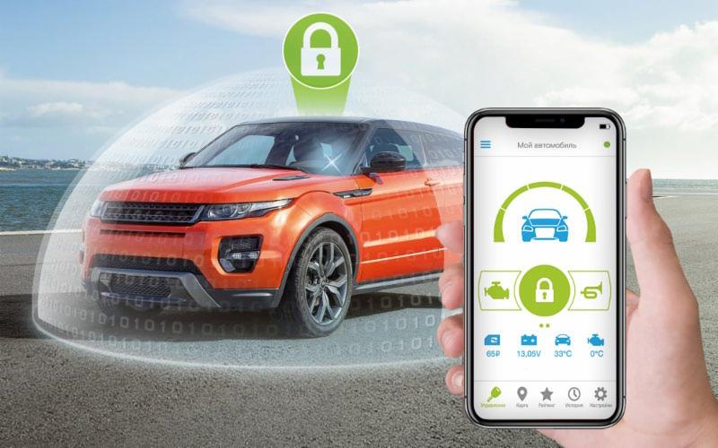 Pomarańczowy SUV z cyfrową tarczą ochronną i ikoną kłódki, kontrolowany za pomocą aplikacji na smartfonie trzymanym w dłoni, pokazującej status pojazdu.