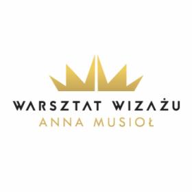Logo firmy 'Warsztat Wizażu Anna Musioł' z motywem złotej korony, czarne litery 'Warsztat Wizażu' nad imieniem i nazwiskiem w kolorze złotym, na białym tle.