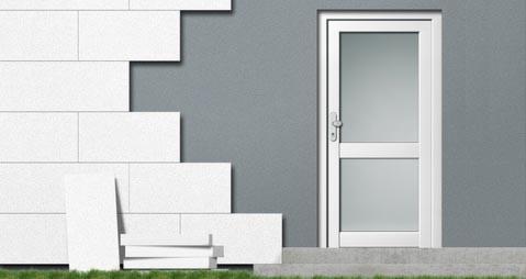 Ocieplanie ściany zewnętrznej białymi płytami styropianowymi, widoczna biała stolarka drzwiowa.