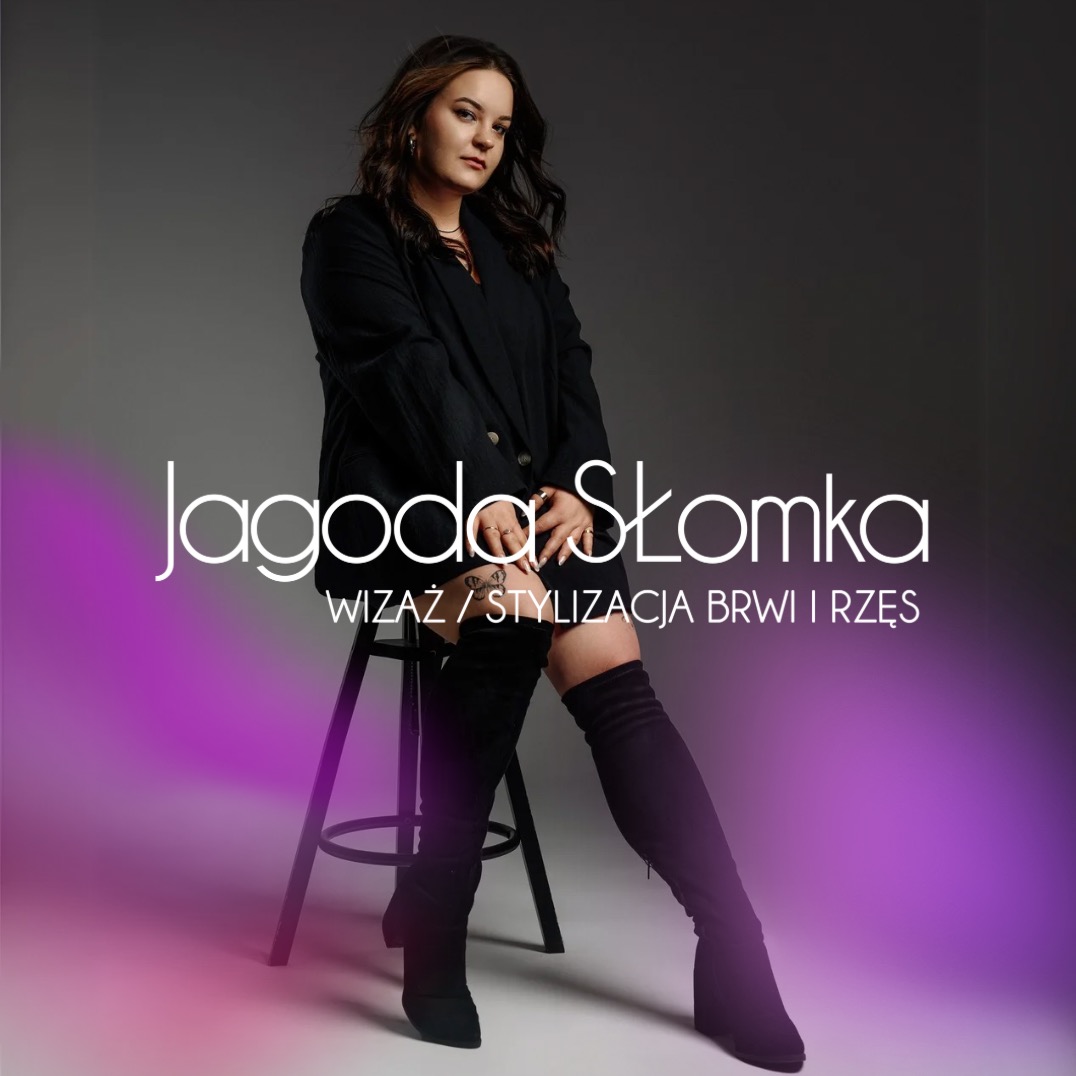 Portret kobiety siedzącej na stołku w czarnej marynarce i kozakach za kolano, z widocznym tatuażem motyla na przedramieniu, na tle szaro-fioletowym z napisem 'Jagoda Słomka Wizaż / Stylizacja Brwi...