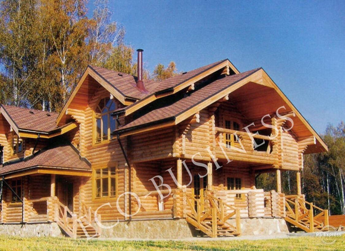 Dwukondygnacyjny dom z bali z brązowym dachem, widok z zewnątrz w słoneczny dzień.