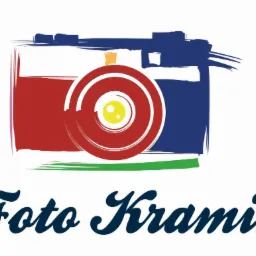 Abstrakcyjne logo firmy fotograficznej przedstawiające aparat w kolorach czerwonym, niebieskim i zielonym, z nazwą 'Foto Kramik' poniżej.