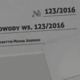 Dokumenty sprawy z numerem 123/2016, podpisane przez osobę o imieniu Michał Androsz, wraz z załączonymi fotografiami i spinaczem.