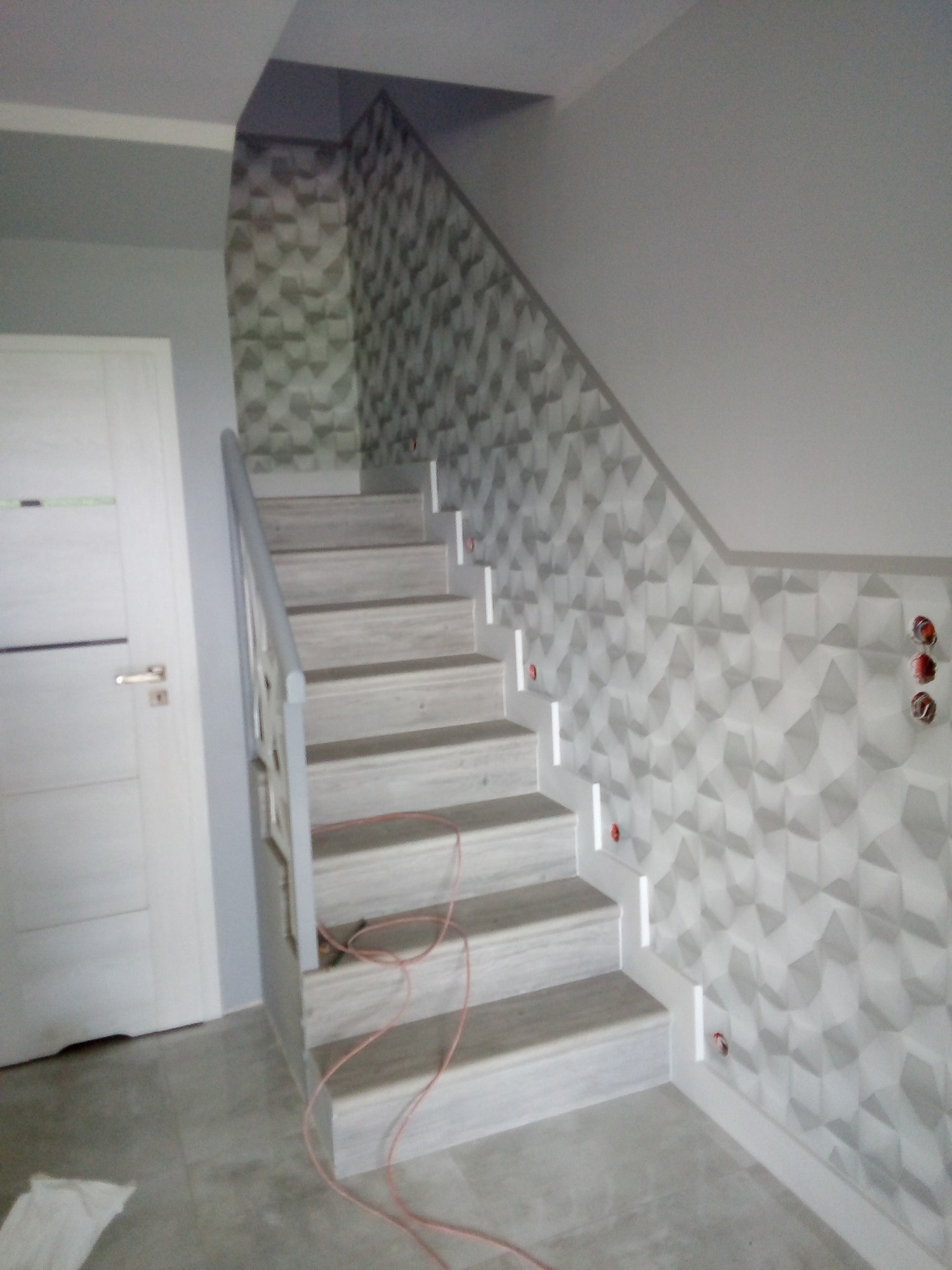obudowa schodów betonowych gresem i tapetowanie tapetą 3d