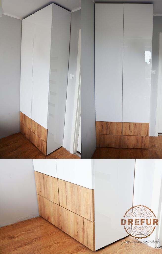 Biała szafa wnękowa z drewnopodobnymi panelami na dole, widok z różnych perspektyw, prezentacja marki DREFUR z hasłem 'Twoje wymarzone meble'.