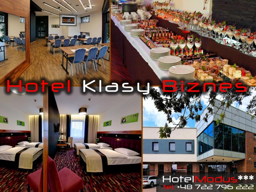 Kolaż z czterech zdjęć: sala konferencyjna z drewnianą podłogą i krzesłami, stół z przekąskami i deserami, pokój hotelowy z dwoma łóżkami i budynek hotelu z logo.