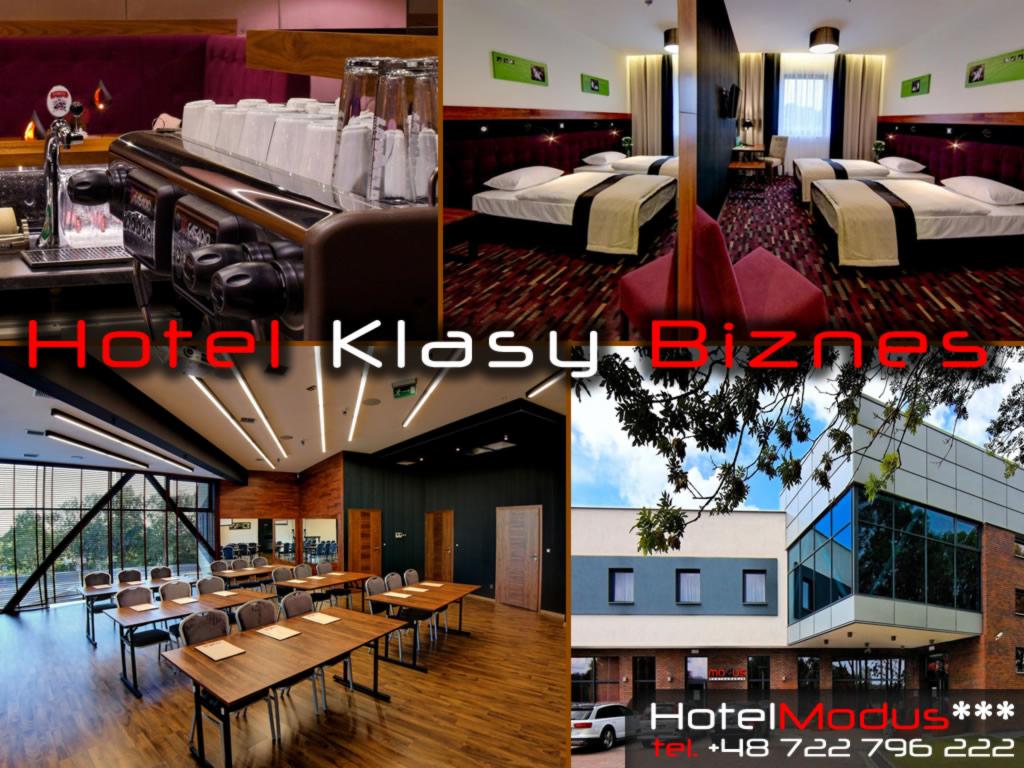 Kompozycja zdjęć hotelu klasy biznes: bar z ekspresem do kawy, pokój z trzema łóżkami, sala konferencyjna z drewnianymi stołami i elewacja budynku z logo hotelu.