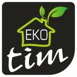 Logo firmy EKO tim z zielonym konturem domu i listkami, na czarnym tle, z nazwą firmy napisaną białą kursywą.