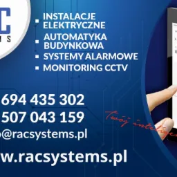 Reklama firmy RAC Systems z dotykowym panelem sterowania inteligentnego domu, z interfejsem pokazującym temperaturę i ustawienia klimatyzacji w biurze.