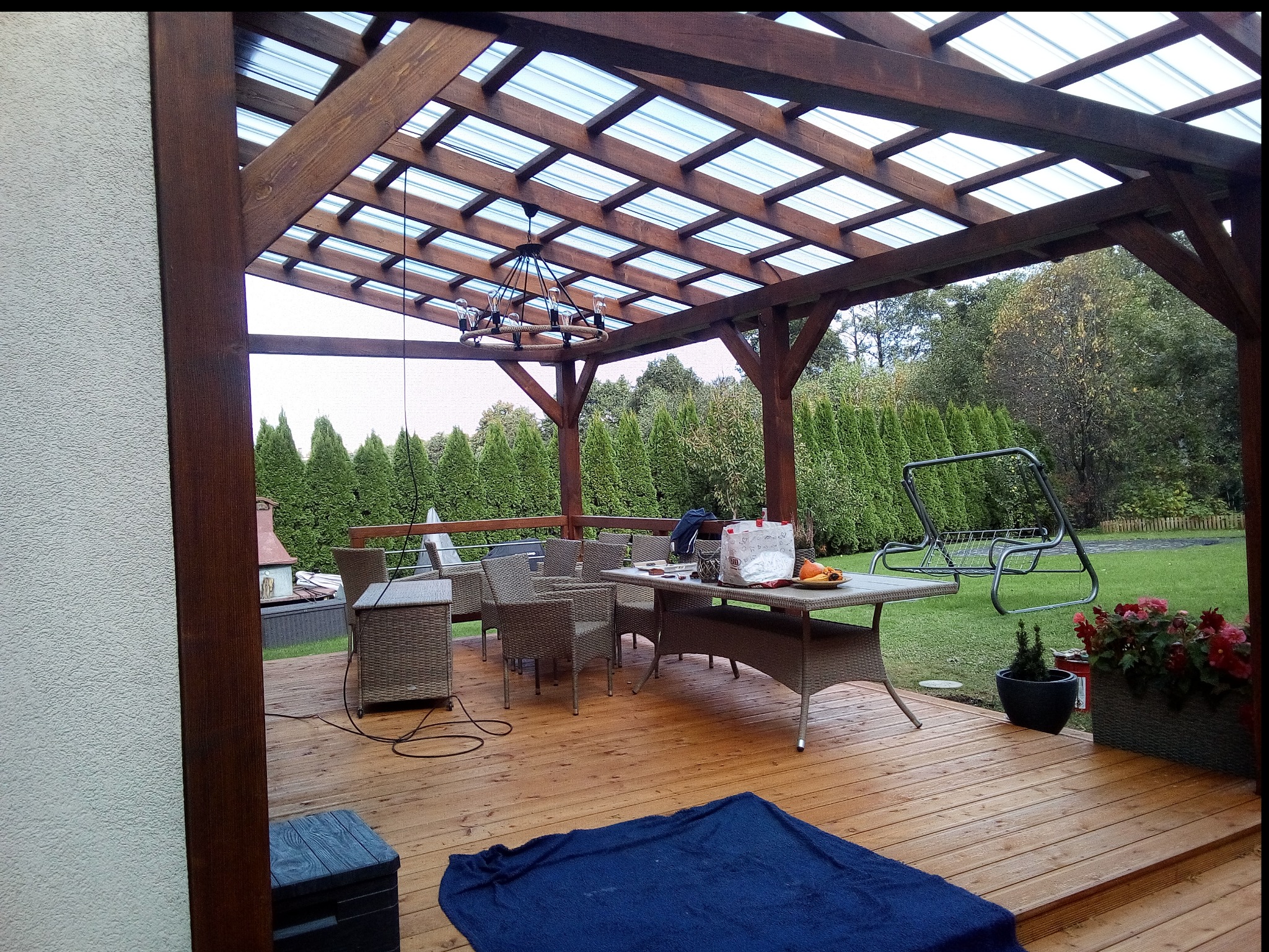 Taras z dachem z poliwęglanu