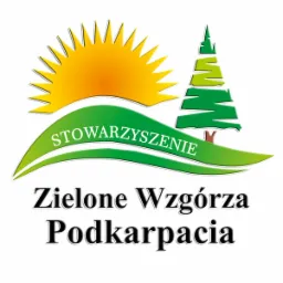 Logo Stowarzyszenia Zielone Wzgórza Podkarpacia z stylizowanym słońcem, wzgórzem i drzewem.