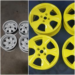 AkorTech - Felgi samochodowe: cztery szare przed malowaniem i cztery żółte po malowaniu, widoczne różnice w kolorze i wykończeniu.