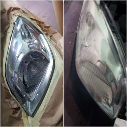 AkorTech - Reflektor samochodowy przed i po renowacji, zabezpieczony taśmą malarską przed lakierowaniem.