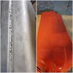 AkorTech - Porównanie: fragment karoserii samochodowej przed i po lakierowaniu na intensywny pomarańczowy kolor. Po lewej widoczne liczne ogniska korozji i ubytki.